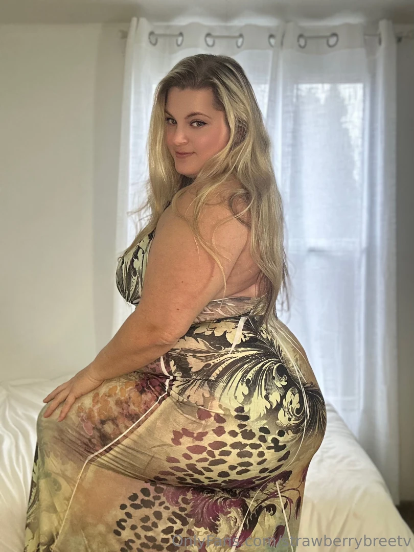 Soft curves wrapped up tight don t you wanna unwrap me 