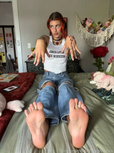 I need a manicure fyp nonbinary feet soles femme