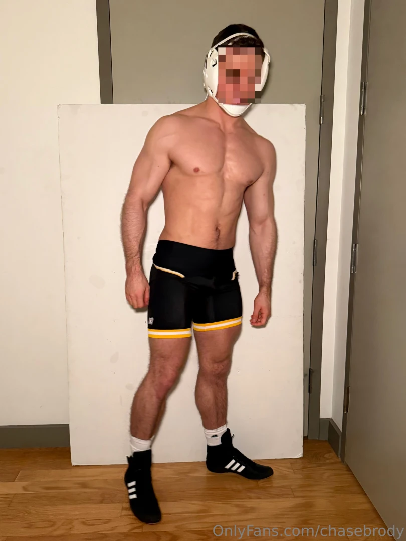 Pull my singlet down 