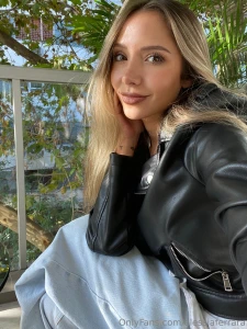 Lip gloss poppin wanna taste