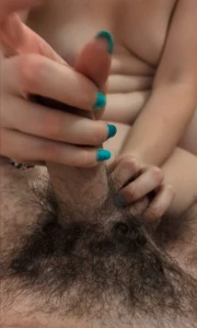 Adoro stringergli le palle mentre lo sego se volete vedere il video