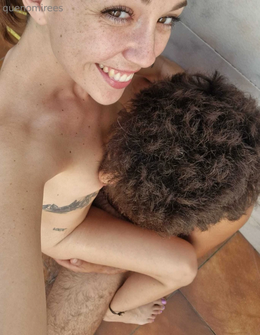 Con este calorcito mejor una duchita en el patio bajo el sol 