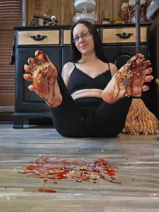 Decided to give all my followers who are foot fans a special treat part 1