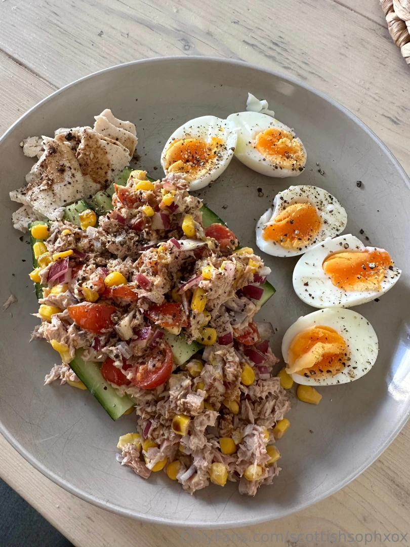 A nice healthy lunch wondering if my farts will smell like tuna today 