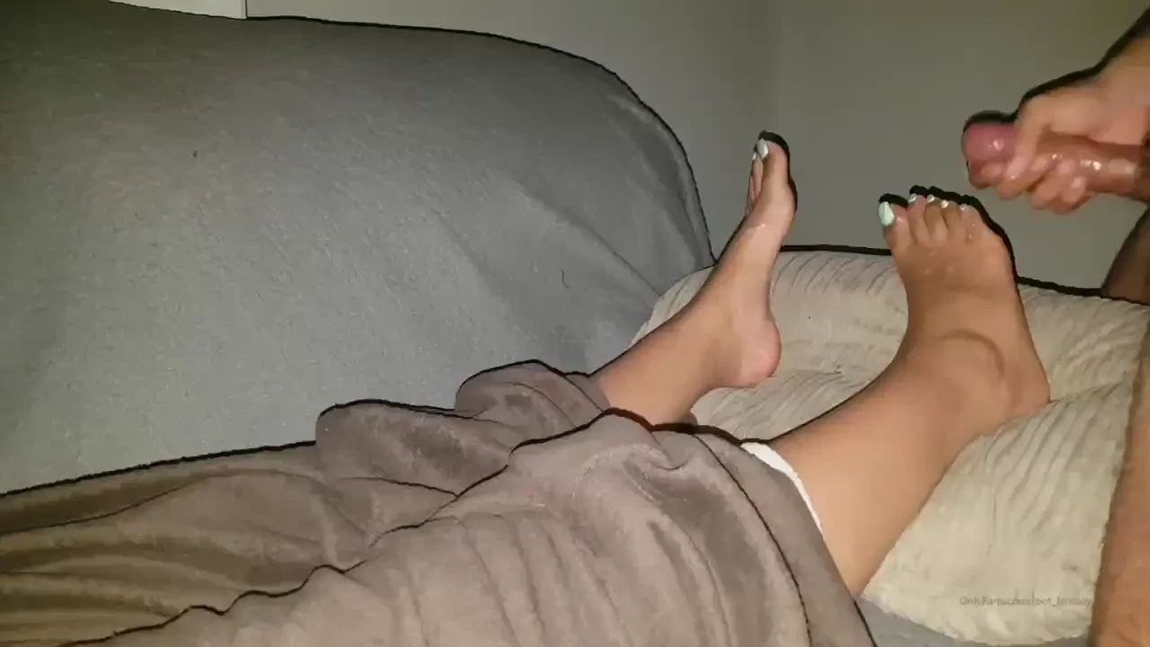 I take a nap whilst me cums on my feet 