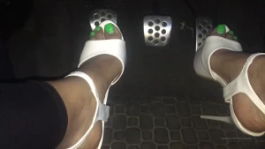 White heels pedal pump