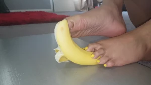 Banana peeling