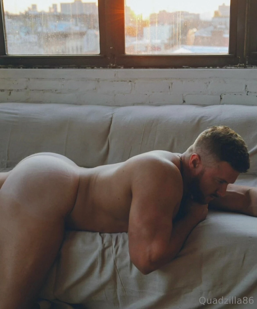 Lay around naked all day w me 