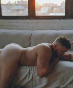 Lay around naked all day w me