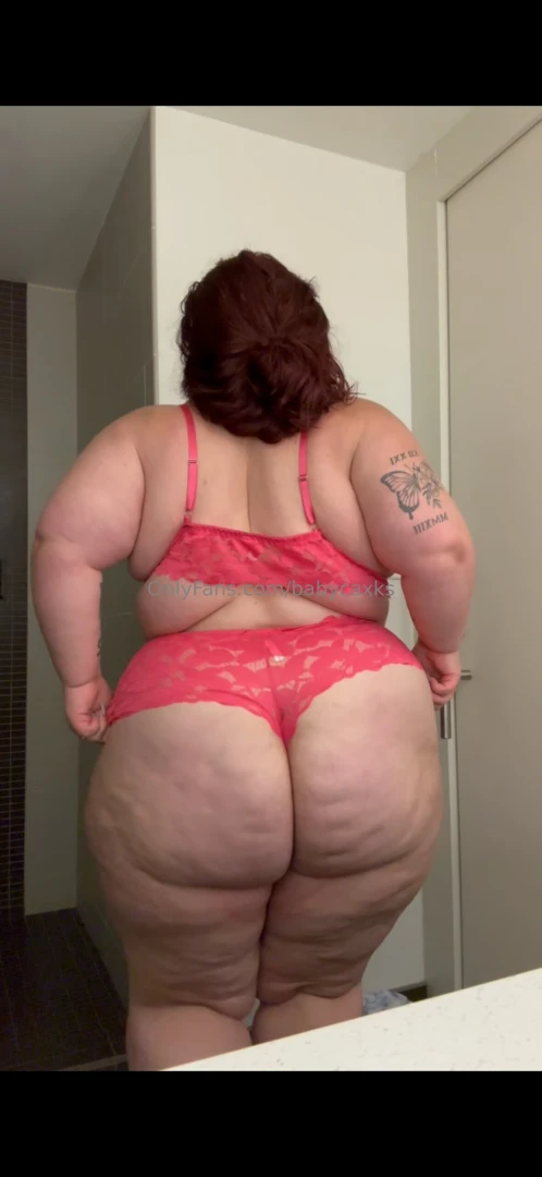 Two videos of me shaking and showing off in this cute pink set 
