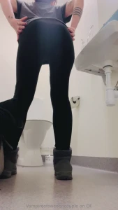 Hos tandl karen blev n stan orolig att de skulle knacka p och undra