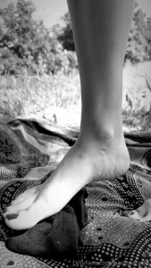 Piedi che schiacciano un piacere da guardare o provare