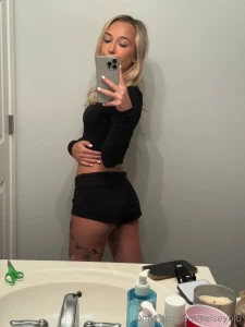 I m just tryna be the reason u smile at ur phone