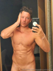 A punto de irme a la camita hiper cansado pero x tocarme un ratito