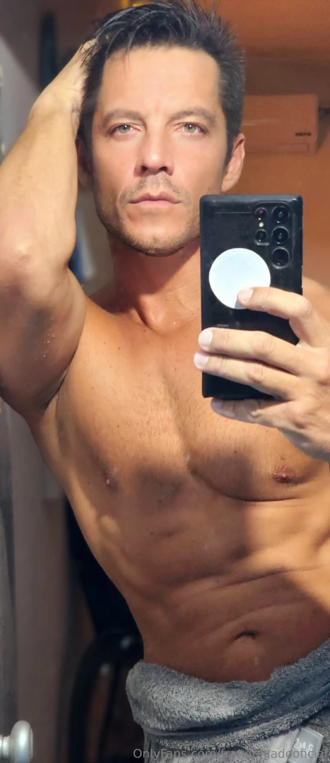 Recien salido de la ducha a dormir amigos gracias x estar aqui 