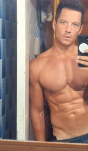 Me acompa as a la ducha sale tocadita ahi quien quiere mirar