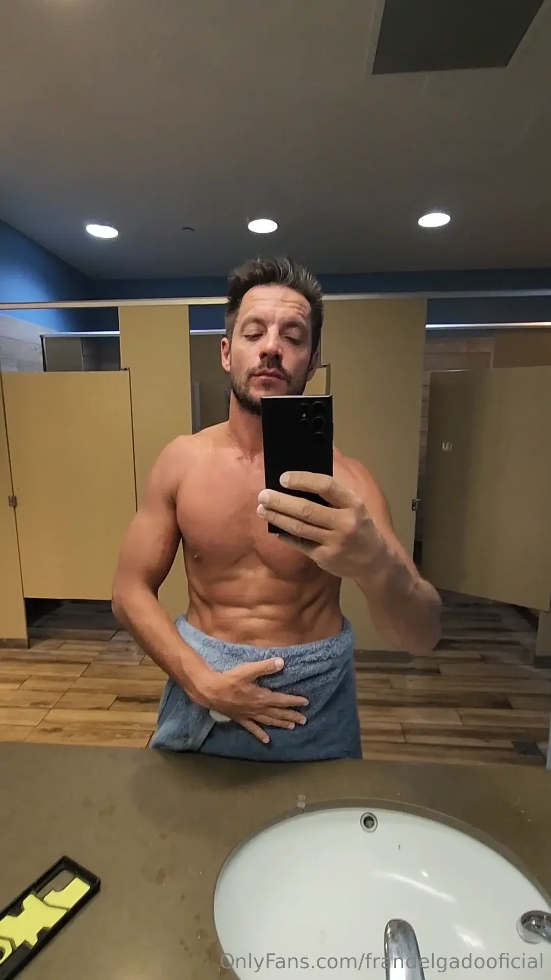 Te gustaria ver el video completo en el vestuario del gym pedimelo por 