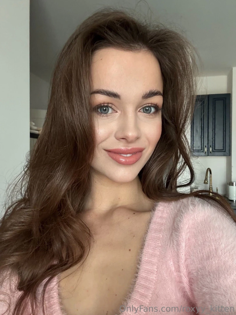 Horny angel roxyy_kitten roxyy_kitten will spread her legs and take part 13 