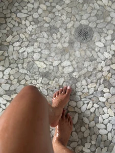Anyone here like feet got my toes all done and i kinda wanna show them