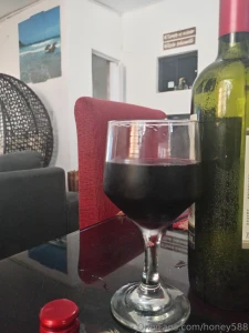 Una compa a para tomarme todo este vino dulce dulce como mis besos