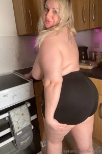 I ve got a new oven glove i must be getting old as i m very excited