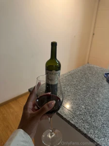 Hoy no estoy para explicar nadaa solo queria brindar por mi paz mental