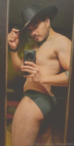 Nunca te acerques a un toro por el frente a un caballo por detr s pero