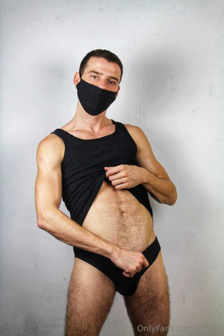 El pene es d bil cuando se saca a la primera y cobra fuerza y coraje a 