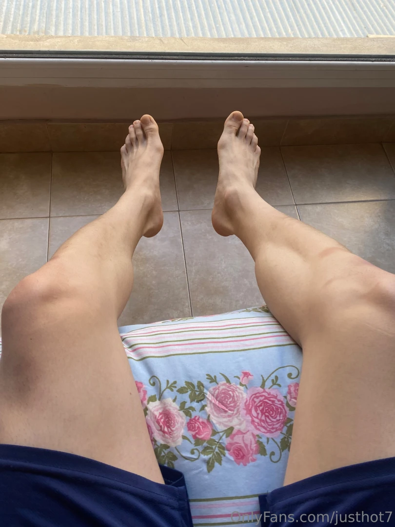 I want you to lick my feet 