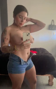 Con las tetas de fuera porque hace calor