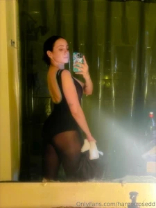 It s giving black swan