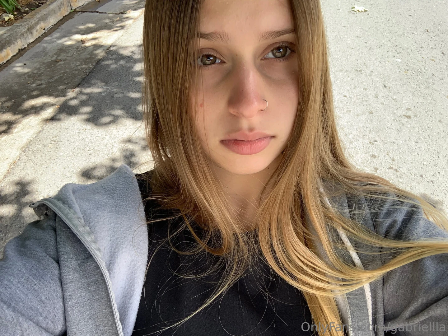 Not sure if i m sad or just need pizza and some kisses to feel bette 