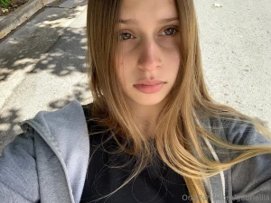 Not sure if i m sad or just need pizza and some kisses to feel bette