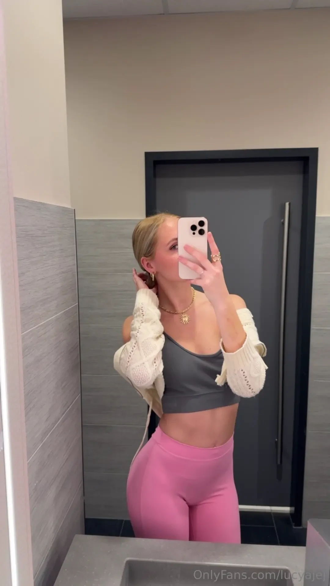 Fresh out of the gym still feeling the burn this pink leggings fit 