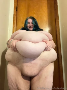 Lifting up my belly to show off my fupa is kinda a workout part 1