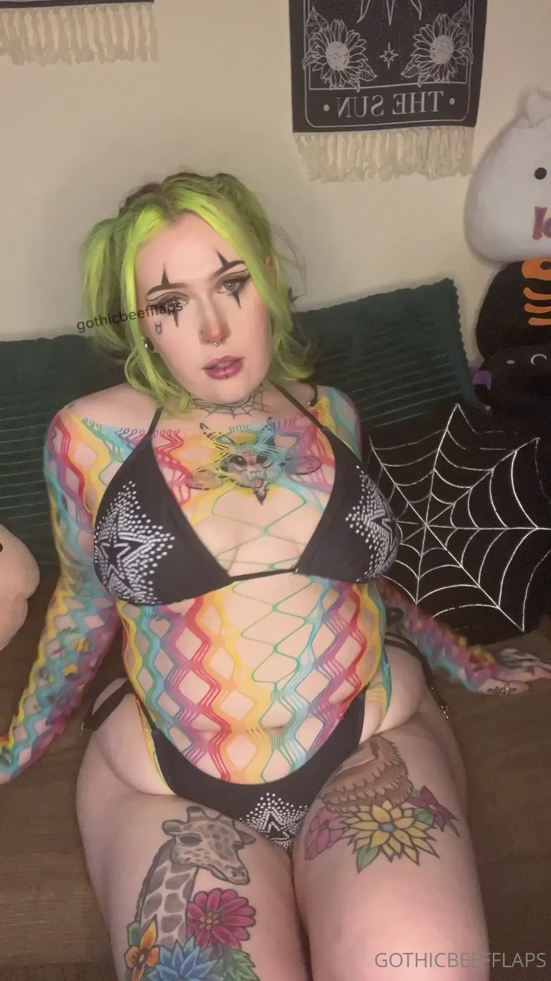 Jiggly clown boobies 