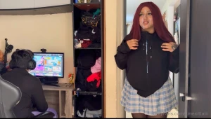 Mientras mi cornudo jugaba videojuegos yo me follaba al repartidor sin part 4