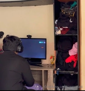 Mientras mi cornudo jugaba videojuegos yo me follaba al repartidor sin part 3
