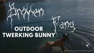 Naughty bunny caught twerking on the lake