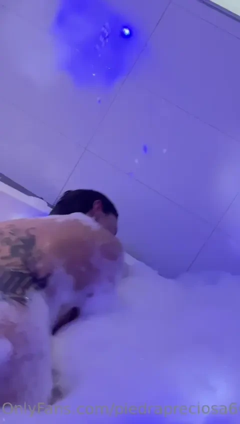 Shaking her ass but in the jacuzzi sacudiendo el culo pero en el 