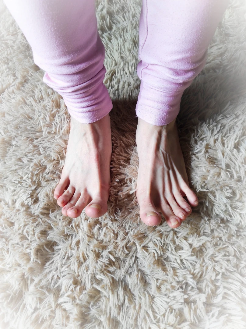 Look at this pink long toes 