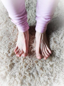 Look at this pink long toes