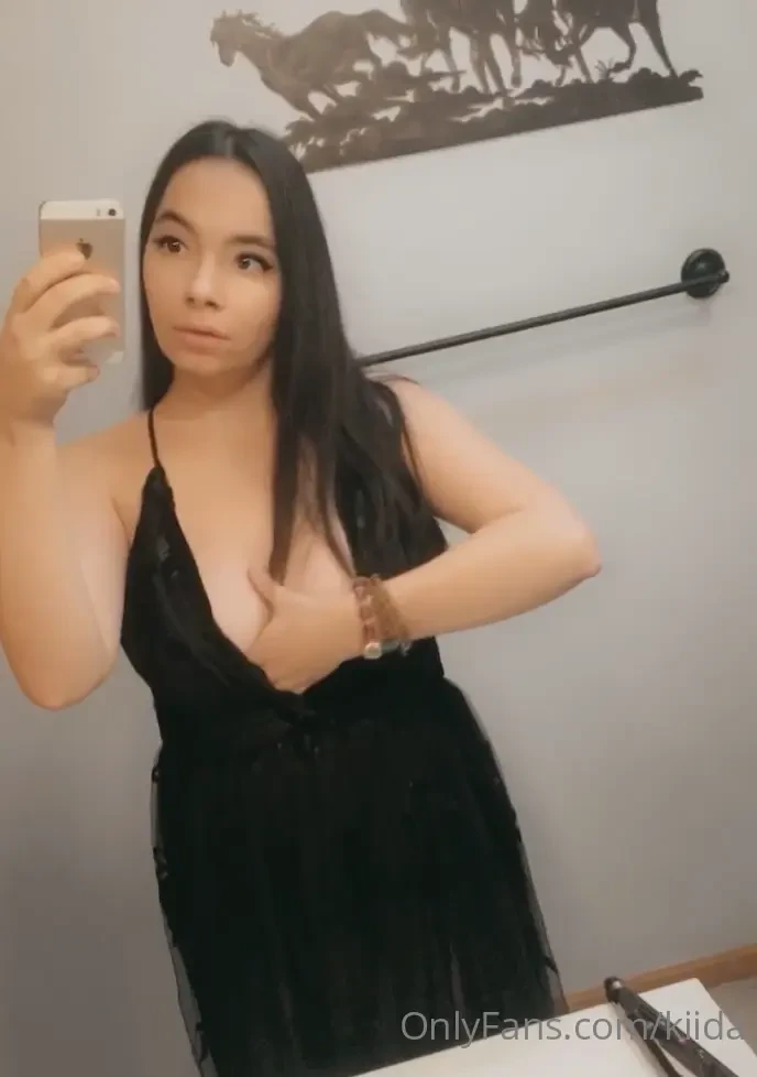 So i got a cute new dress i can play with my boobys in it 