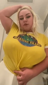 A very yellow selfie sunday i went to disney springs today and got one