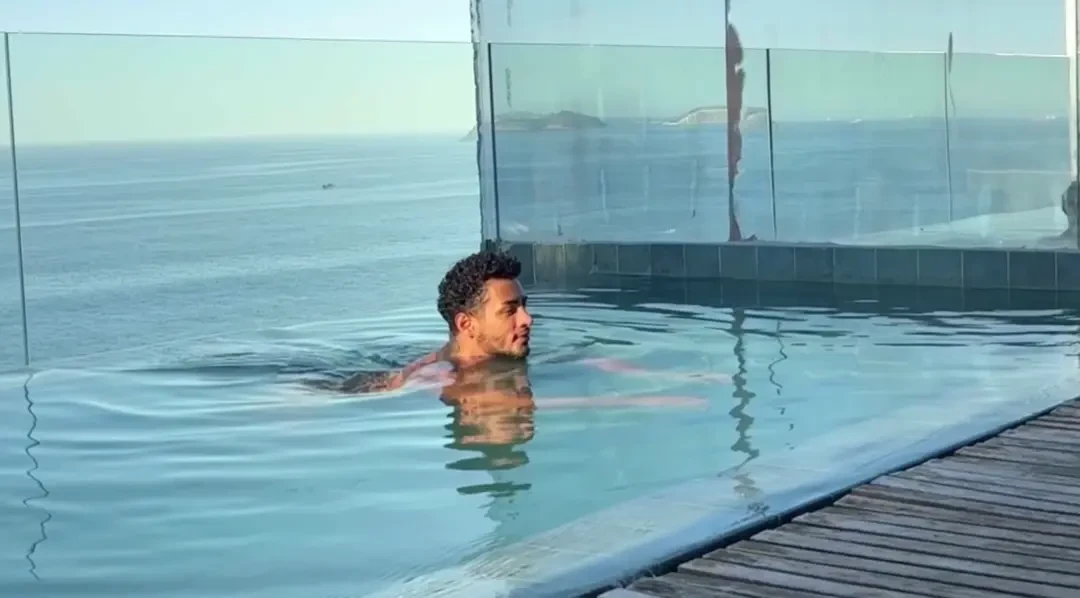 I was at a super nice hotel in rio with a really nice pool when i saw 