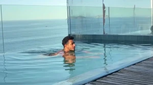 I was at a super nice hotel in rio with a really nice pool when i saw