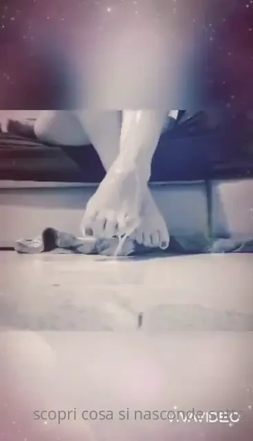 Vieni a giocare con miei piedini pieni di yogurt con le calze spagnola 