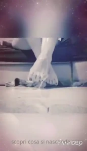 Vieni a giocare con miei piedini pieni di yogurt con le calze spagnola