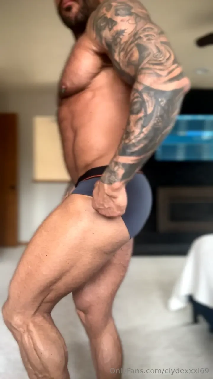 Quick model sesh with some flexing and 