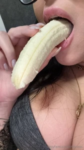 J adore ce fruit hihi c est tellement hot quand je le mange je m en